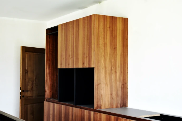 Détail de façade de cuisine en bois naturel