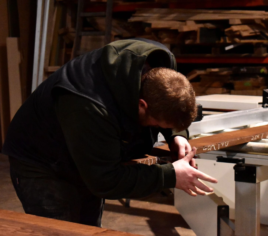 Menuisier travaillant le bois en atelier