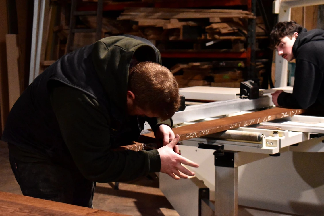 Détail de travail du bois en atelier de menuiserie