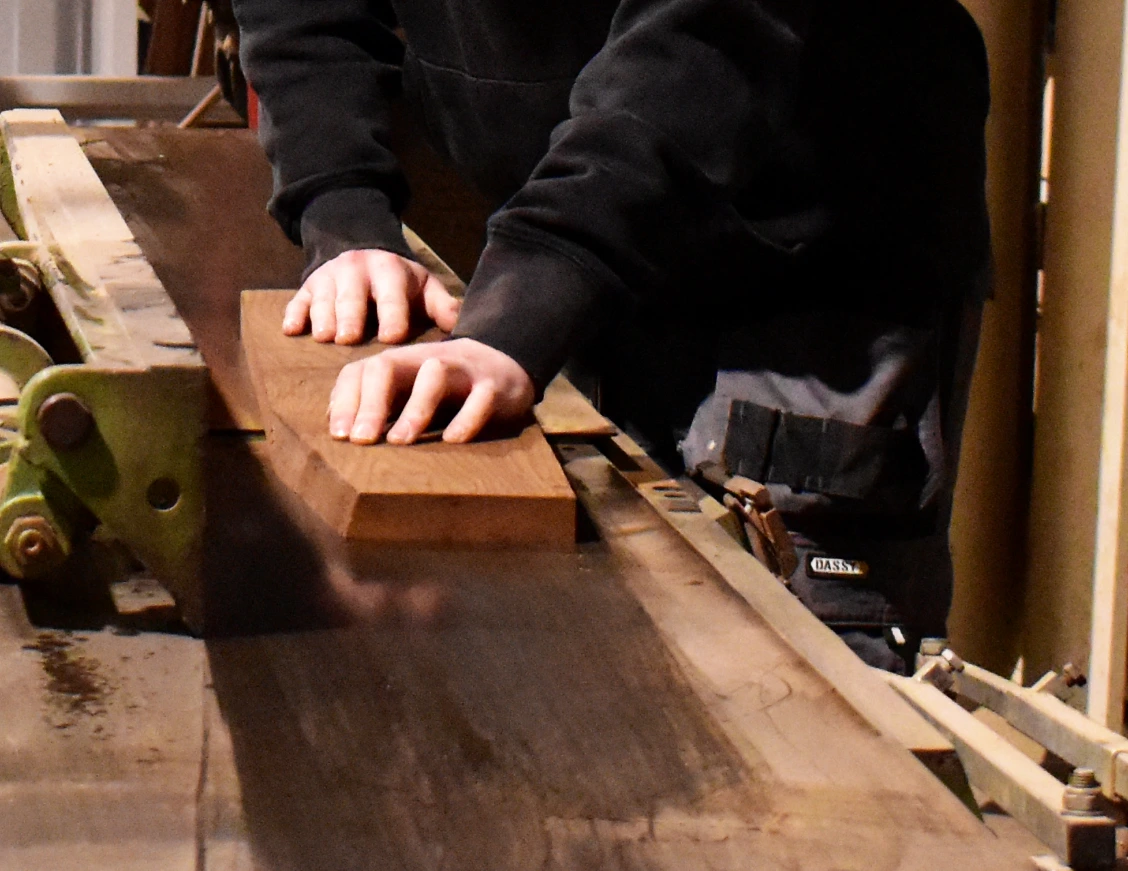 Détail de travail du bois en atelier de menuiserie